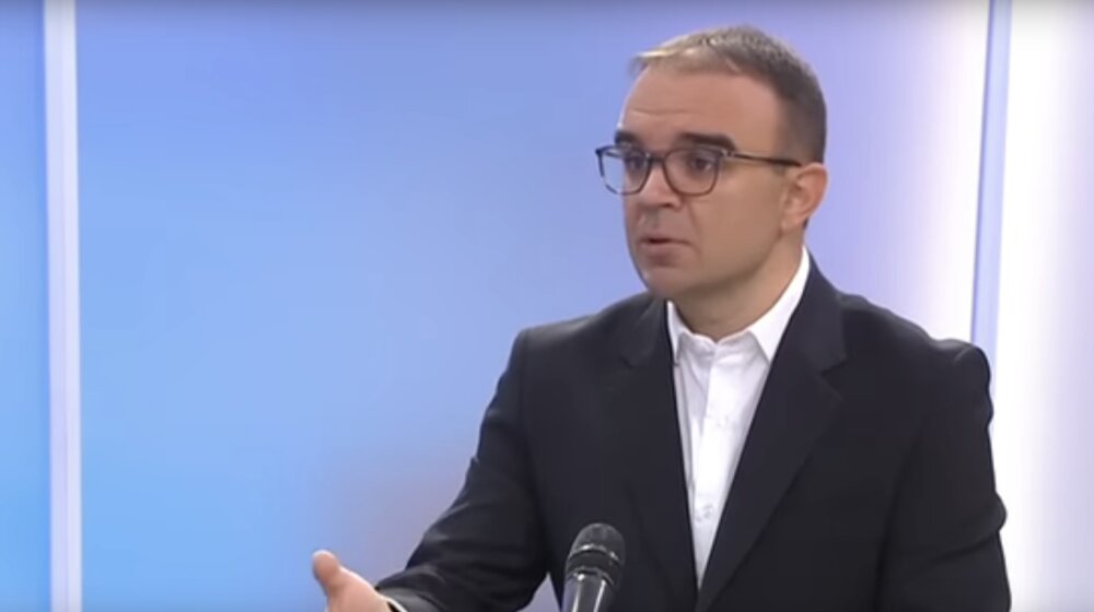 KOJE SPODOBE DRŽAVU PRESTAVLJAJU – Ambasador BiH u Srbiji se osobno zahvalio Vulinu jer je “zbrinuo” studentice koje su veličale Mladića
