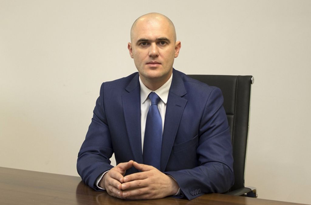 DP-ov ministar magistrirao na privatnom Univerzitetu čiji je osnivač proizvođač sportske opreme, a rektor je – osnivačev sin
