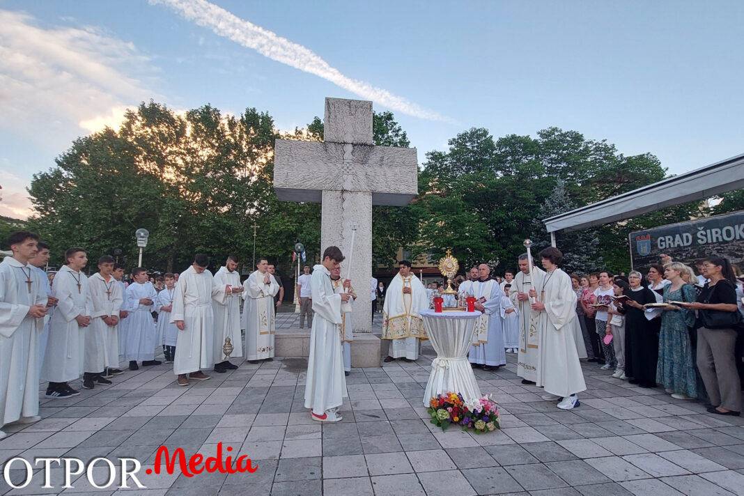 VIDEO: Svečano i lijepo obilježena prva Tijelovska procesiji u Širokom Brijegu