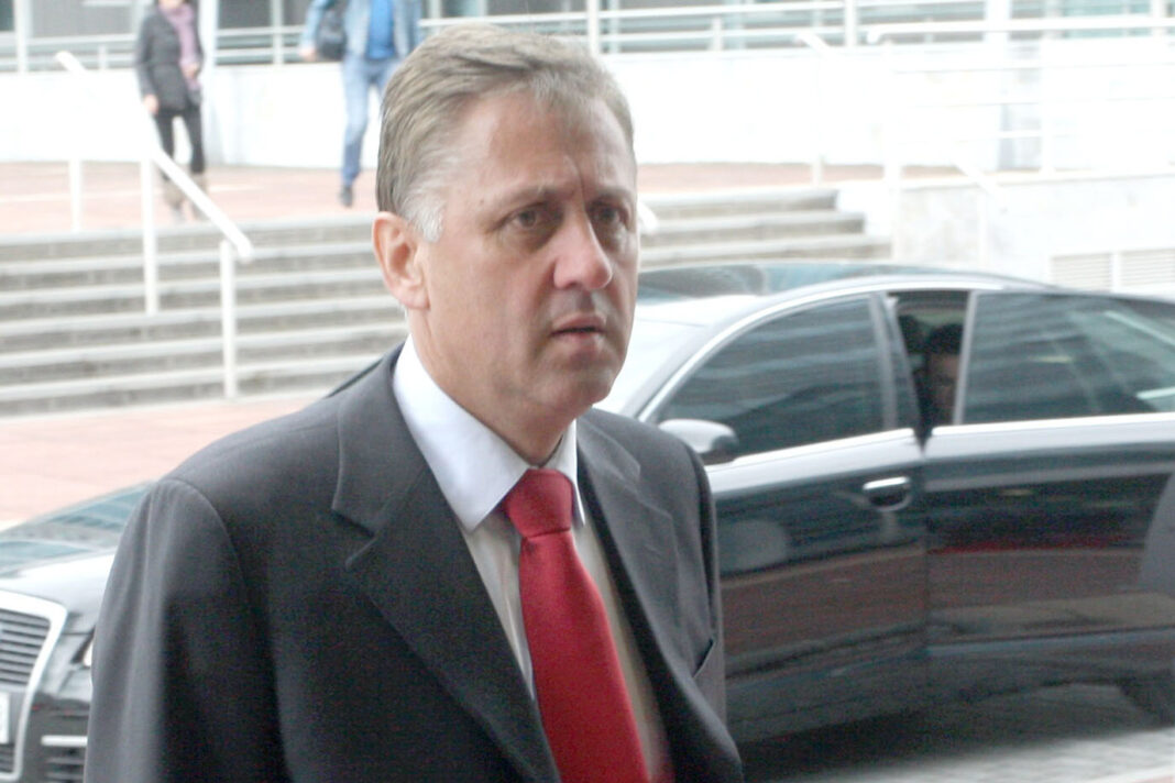 Bivši ministar financija RS-a optužen za bušenje gume na tuđem autu