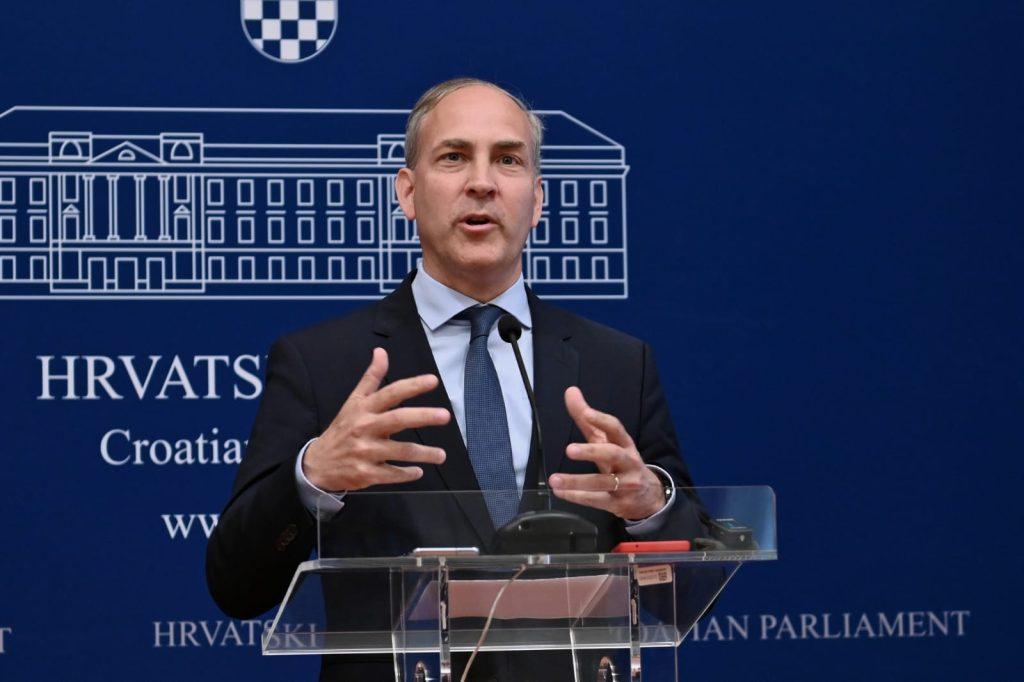 Vodio bi državu, a mater mu plaća račune
