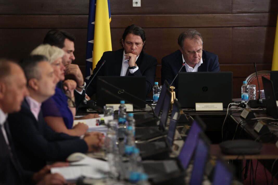 JESTE SE PONADALI? – Ništa od 1.000 KM: Vlada FBiH odlučila da će 619 KM biti najniža plaća u 2024. godini