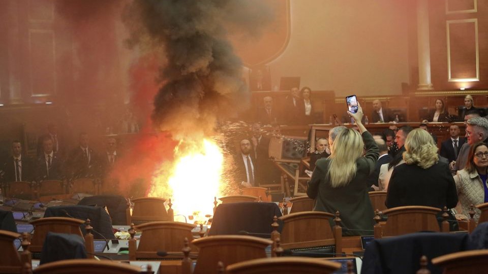 MAJMUNISANJE ALBANACA: Poslanici aktivirali dimne bombe i napravili barikade da spriječe proračun