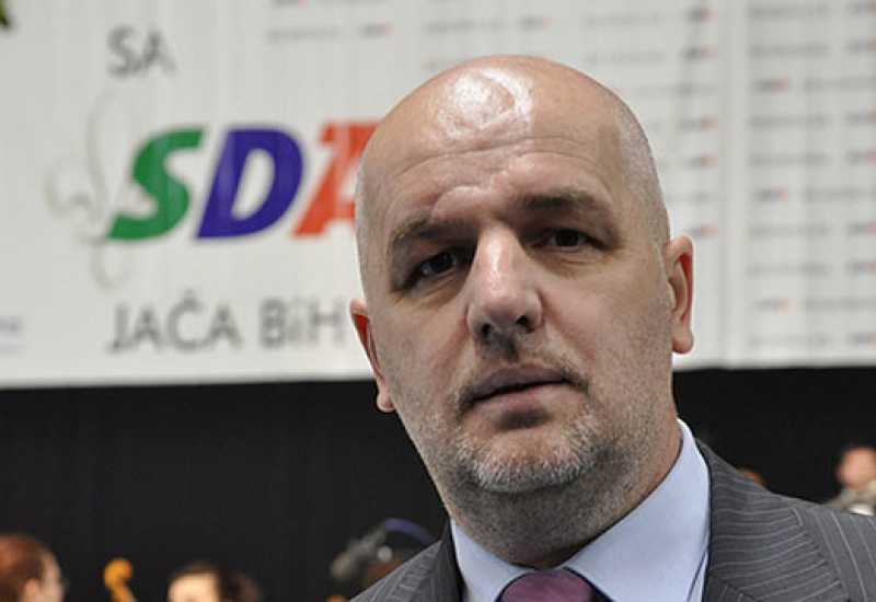 “Prdekana” od po nekoliko godina bivšim čelnicima SDA zbog zapošljavanja preko “koverata”!