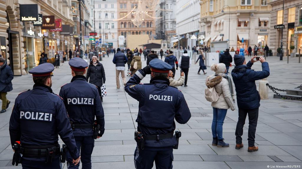 “GORI POD NOGAMA” – Austrijski policajci poslali apel vlastima – ukinite obavezno cijepljenje!