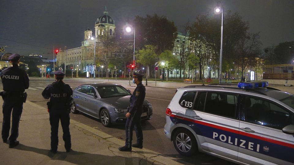 HIĆO BI BIO PONOSAN: U Austriji policija lovi necijepljene po ulici, vlada razmatra policijski sat i za cijepljene