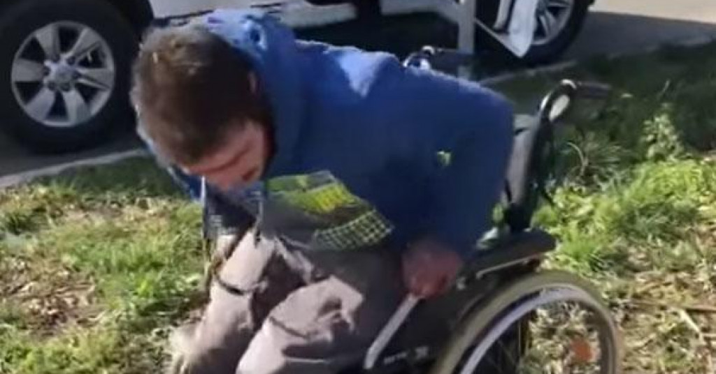 VIDEO: “čudo” u Beogradu! Prosjak ustao iz invalidskih kolica uz “pomoć” policajaca