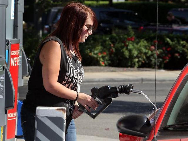 Mogu li točiti gorivo s pokrenutim motorom automobila i može li mi to oštetiti motor?