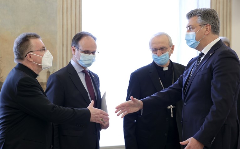 VIDEO: Biskupi čuvaju fotelje, ne mareći za narod