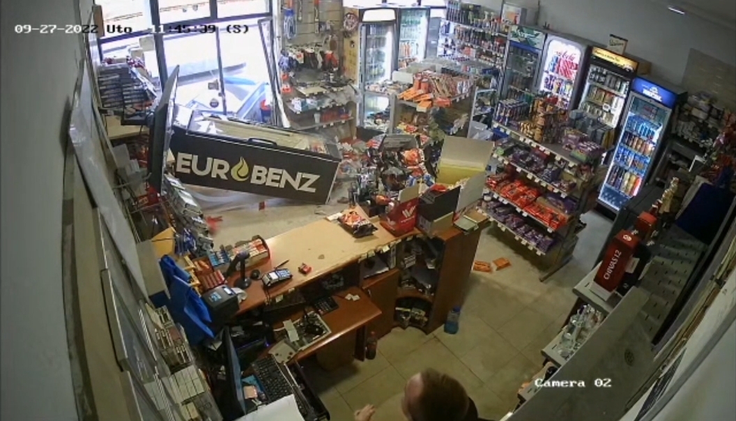 VIDEO: Kamionom uletio na benzinsku pumpu u Grudama i napravio “dar-mar”!