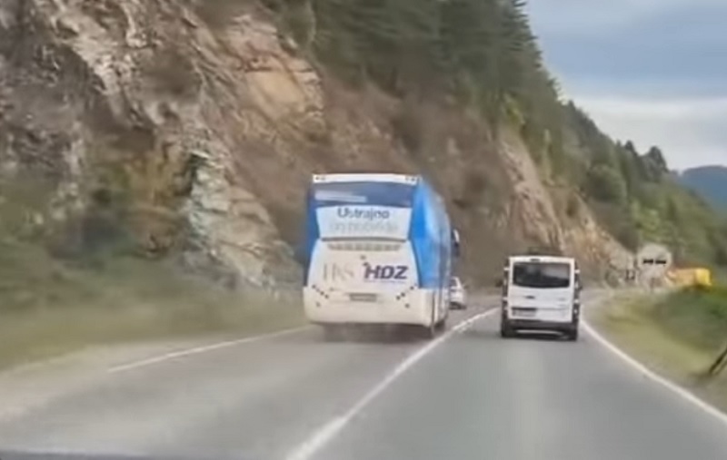 VIDEO: Bahato ponašanje “Borjanine družine” i HDZ-ovog autobusa sa dovođenjem u opasnost ostalih sudionika prometa