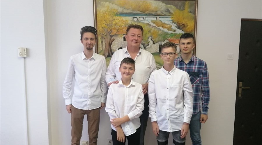 Predsjednik Vlade ŽZH Zdenko Ćosić ugostio nadarene glazbenike braću Slišković iz Širokog Brijega