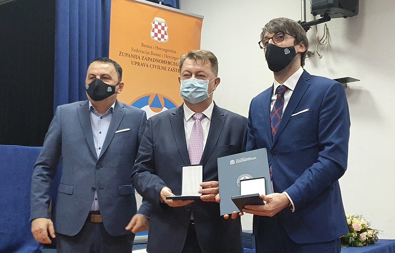 Preko 100 osoba u ŽZH preminulo od koronavirusa, a Stožernici sebi dijele zlatne značke?!