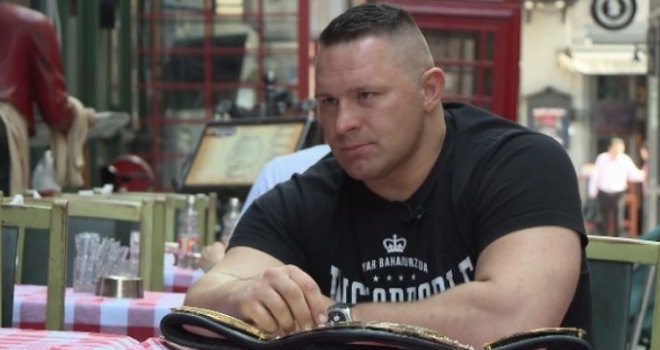 Propjevala ptičica, pa joj dozvolili da može bildati samo kod kuće!