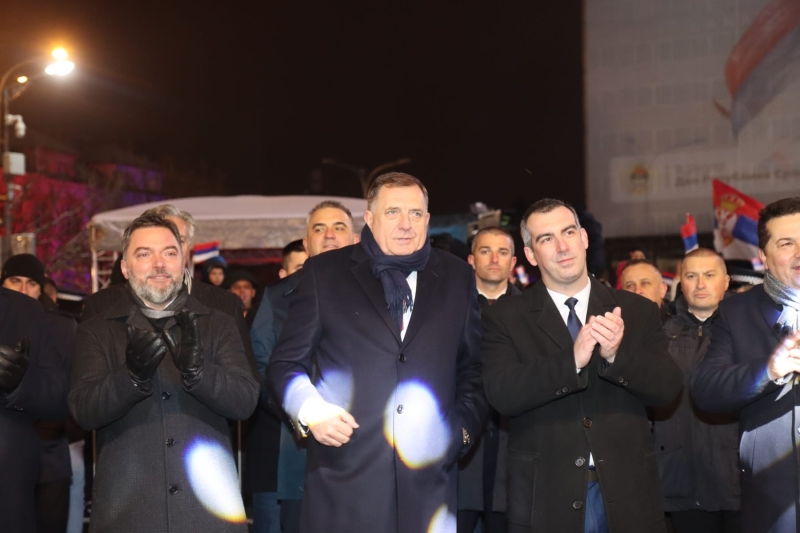 VIDEO: “Borci s 1 crte” – Dodik, Košarac i Višković pali u trans uz stihove “Kad pozovu opet sam u rovu”