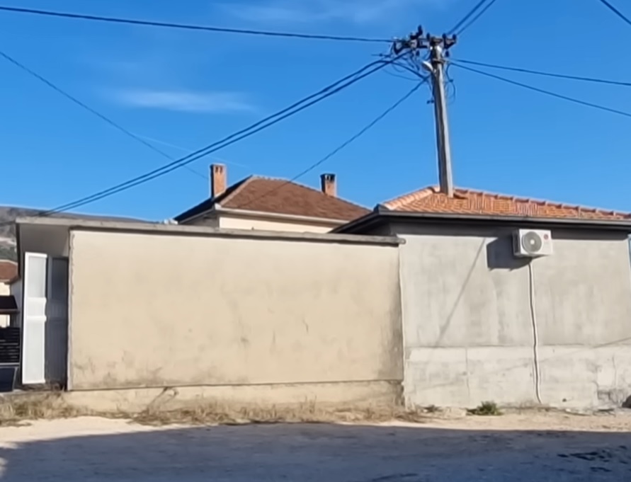 VIDEO “SAMO KOD NAS!”: Direktor Hidroelektrane uzidao niskonaponski stub struje u svoj ljetnikovac