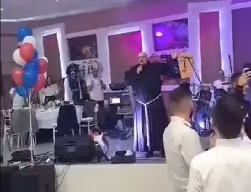 VIDEO: Delirij u Međugorju na Biloj noći – Svećenik na bini zapjevao ‘‘Ima jedno obećanje, da će Hajduk prvak biti‘‘