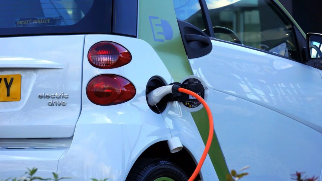 Punjenje električnih automobila na kućnoj utičnici: Je li to pametna ideja?!