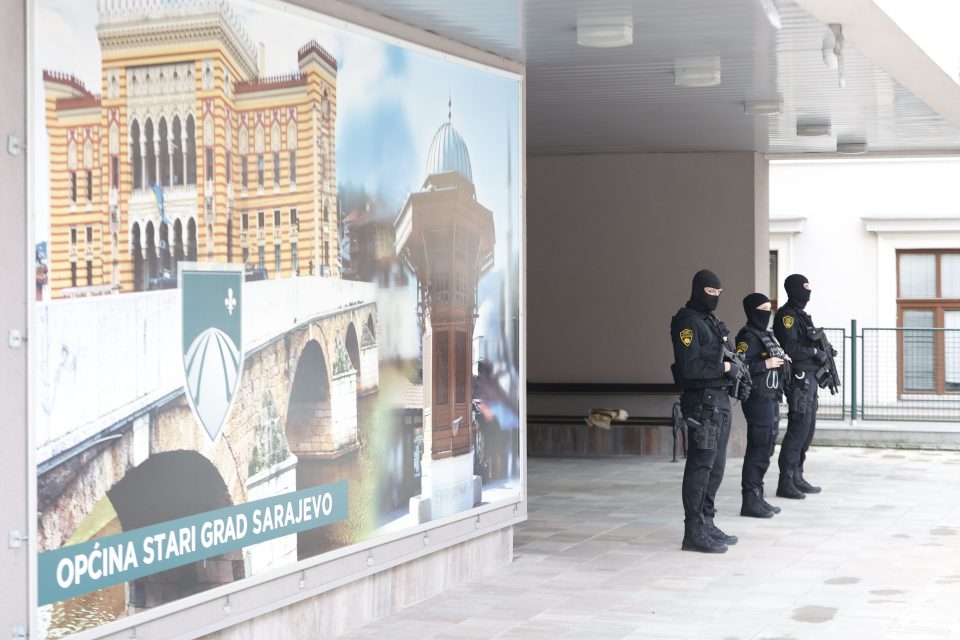 Privedeni pomoćnici načelnika i pravobranitelj – FUP pretresa prostorije Općine Stari Grad