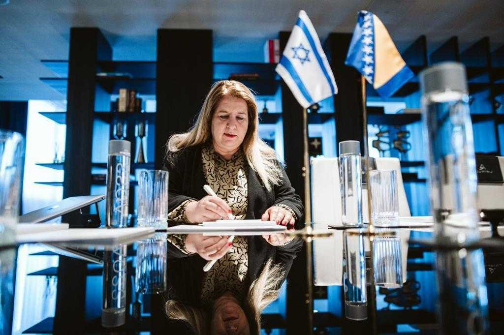 “Hrvat” Komšić poručio veleposlanici Izraela da je jedna izmanipulirana budala, ona mu zahvalila!