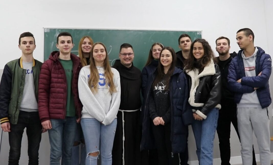 VIDEO: Učenici Gimnazije Ljubuški sa svojim vjeroučiteljem fra Franjom Markićem snimili božićnu čestitku