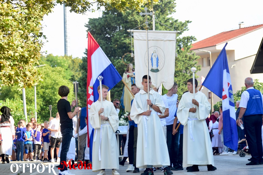 Vatrogasci ove godine predvode procesiju s Gospinim kipom na uočnicu svetkovine Velike Gospe u Širokom Brijegu