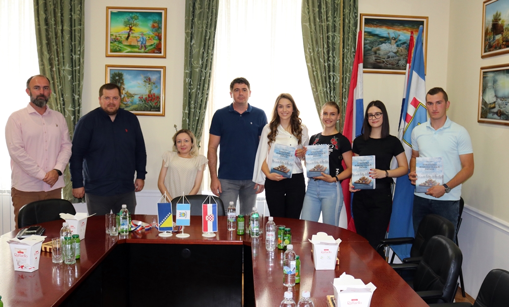 Grad Ljubuški nagradio učenike generacije osnovnih i srednjih škola