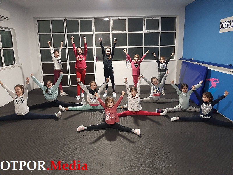 Osmjeh i sreća napokon na licima malih cheerleadersica i nova oprema za bolje akrobacije!