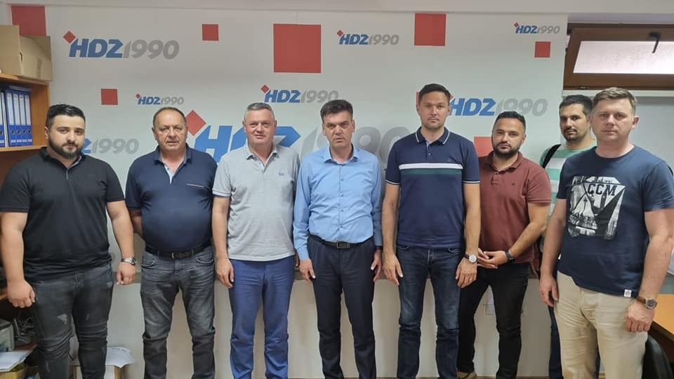 POMAKOVCI “HRVATINE” IZ KANTONA/ŽUPANIJE 10? – O lijepa, o draga, o slatka foteljo…