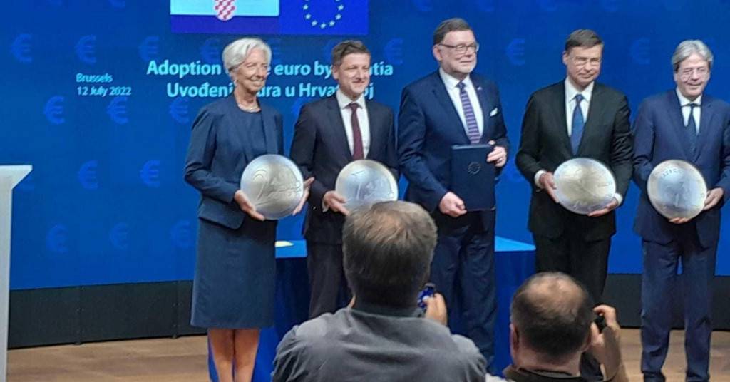 Hrvatska i službeno primljena u eurozonu, objavljen je tečaj preračunavanja kune u euro