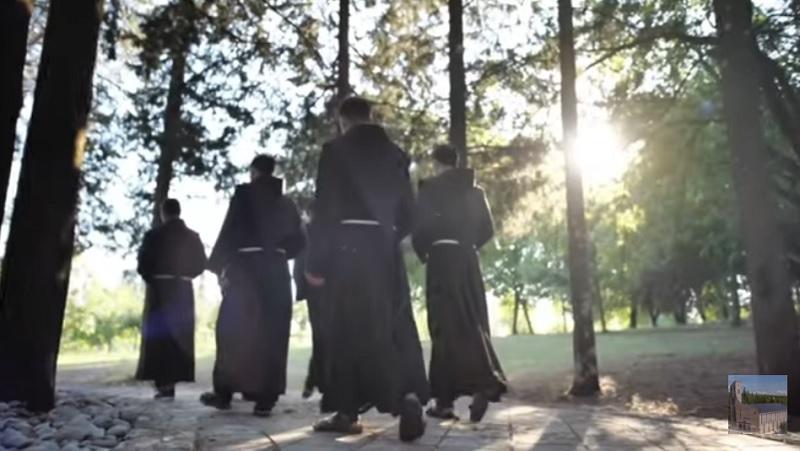 VIDEO: Uskrsna čestitka humačkih fratara