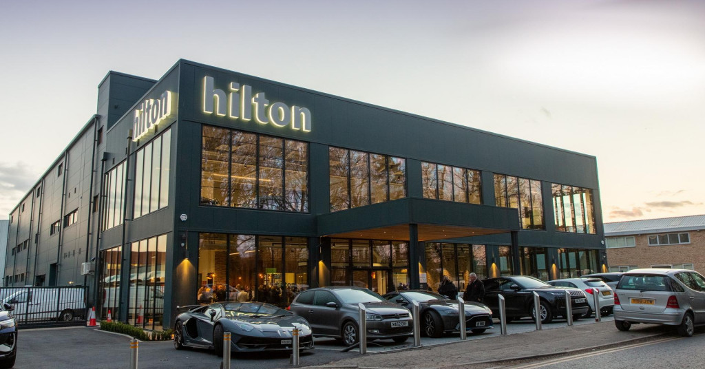 Imaju čak i ‘sobara‘: Hilton hotel s pet zvjezdica za aute bolji je od većine hotela za ljude