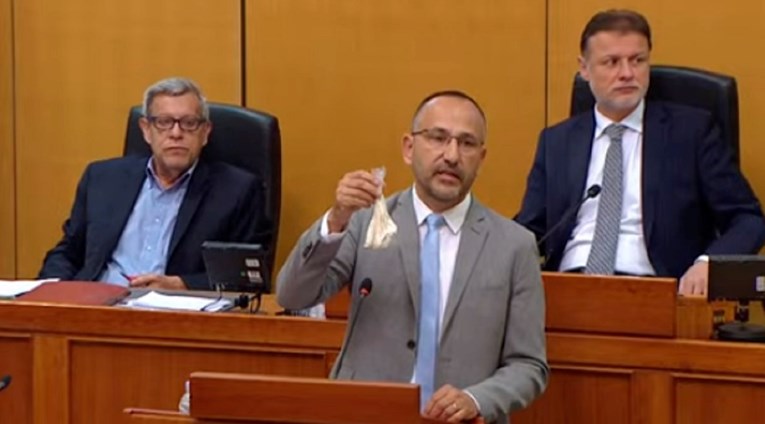 VIDEO: Cirkus u saboru RH – Zekanović izvadio iz džepa vrećicu bijelog praha kojeg je “slučajno” našao na Pantovčaku