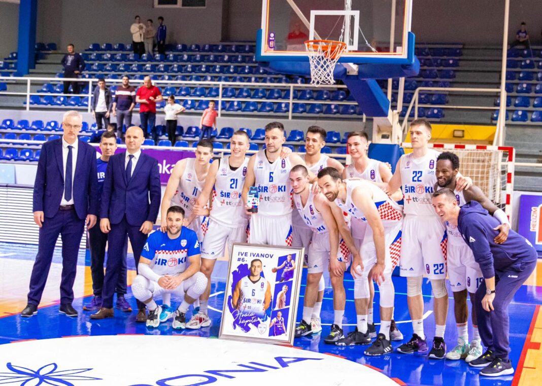 Hvala Kapetane – Emotivan oproštaj na Pecari za kraj profesionalne košarkaške karijere Ive Ivanova