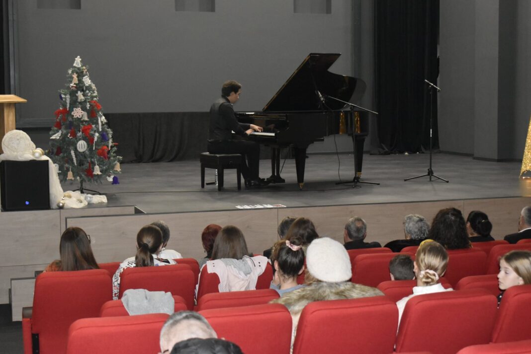 Mladi pijanist Izak Ban poklonio vrhunski koncert ljubuškoj publici