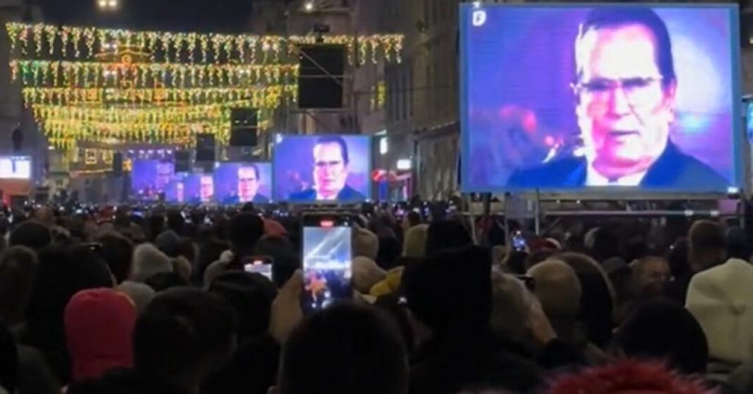 VIDEO: U Sarajevu na dočeku Nove obratio drug Tito! Publika je bila u deliriju