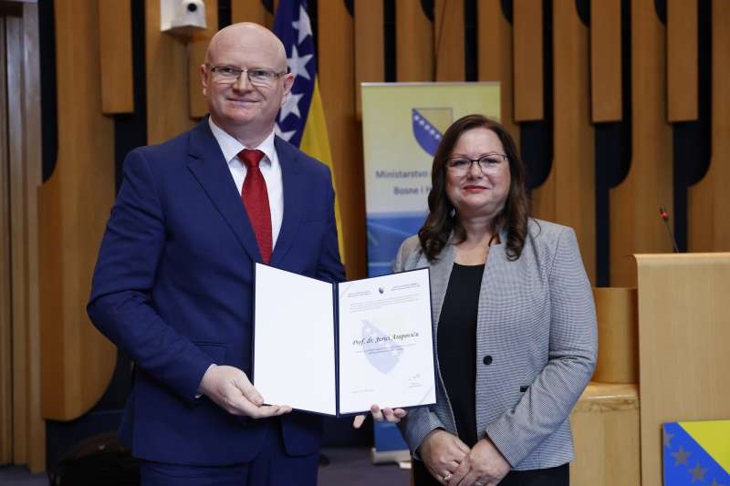 KAKVI CIRKUSANTI – Propalom “tjeraču djece” na “bocke”, dodijeljena državna nagrada u oblasti znanosti
