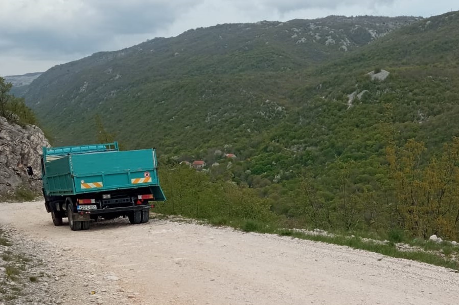 Pobro pripremio pun kamion starih guma da istovari iznad Širokog Brijega, policija i inspekcija mu stali “ukraj”