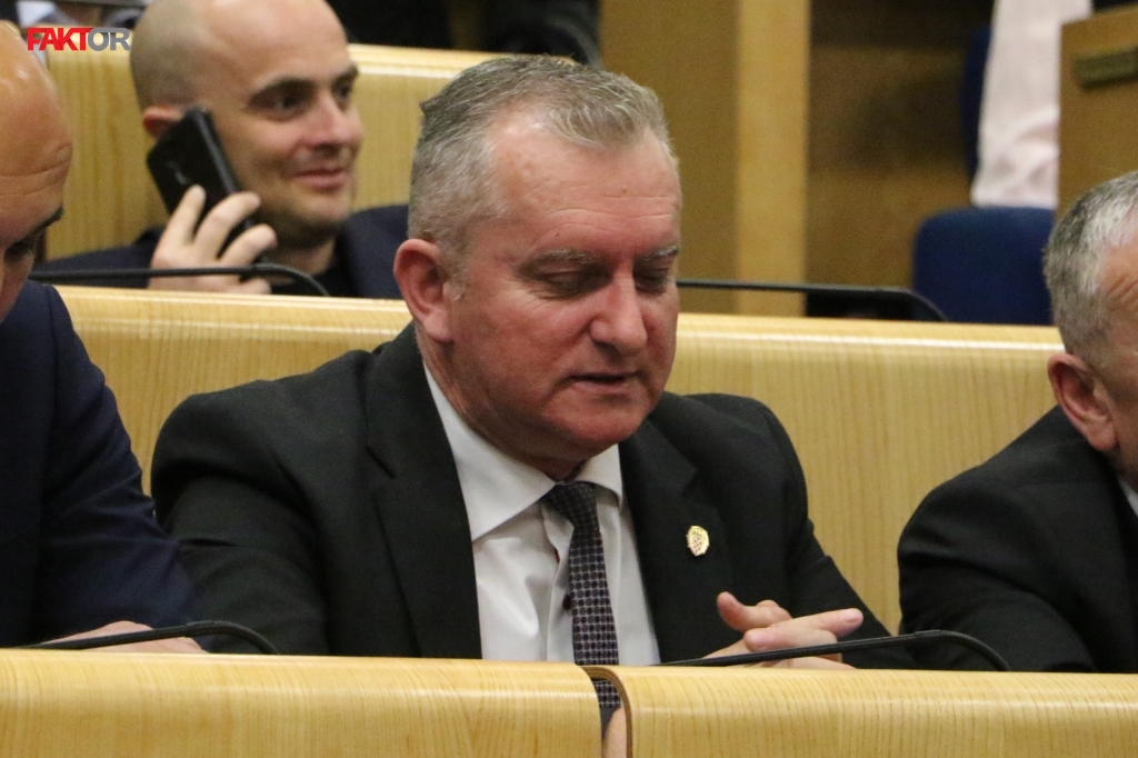VIDEO: Mario Karamatić pokazao i dokazao da je danguba i prirodno rođena budala!