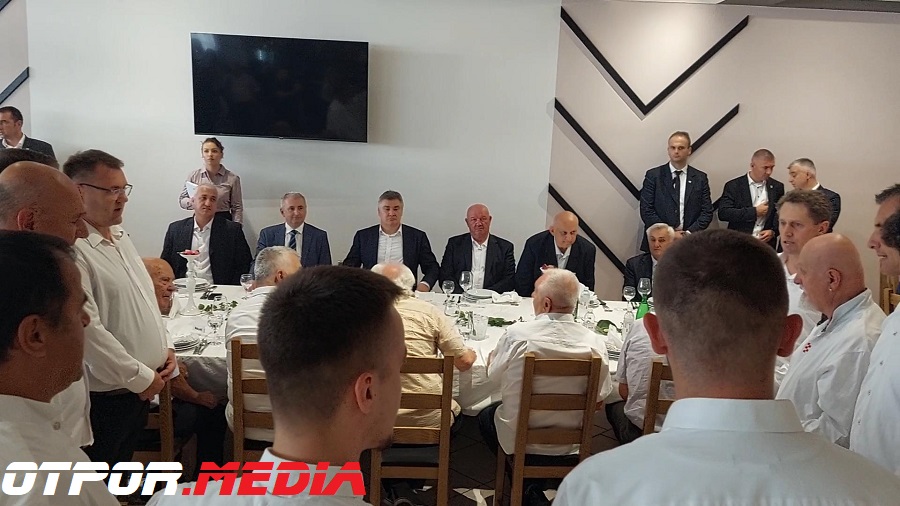 VIDEO: Klapa Dobrkovići zapjevala predsjedniku RH Zoranu Milanoviću prije ručka!