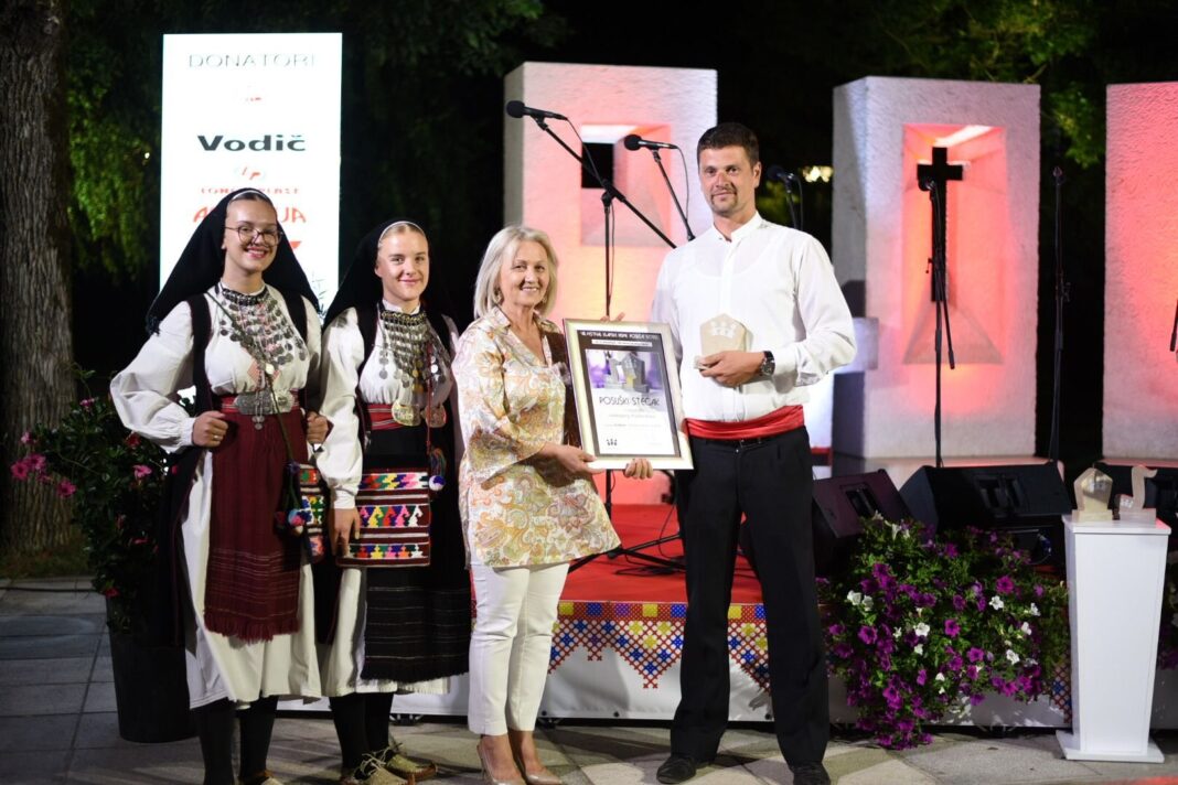 Missica Krišto darivala najbolju mušku klapu prve večer 8. Festivala klapske pisme Posušje 2022.