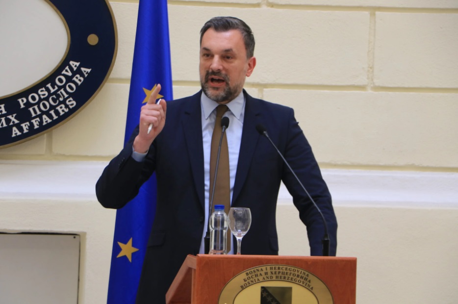 Ne zna se tko više trabunja, Isak ili Konaković koji traži hitno procesuiranje Dodikovaca