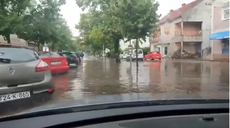 VIDEO: Jaka kiša praćena grmljavinom zahvatila je Posušje koje je poplivalo