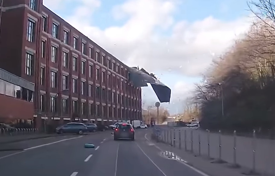 Video: Krov sa zgrade sletio na automobil