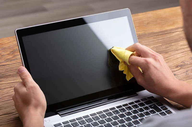 Očistite ekran laptopa od bakterija i prljavštine