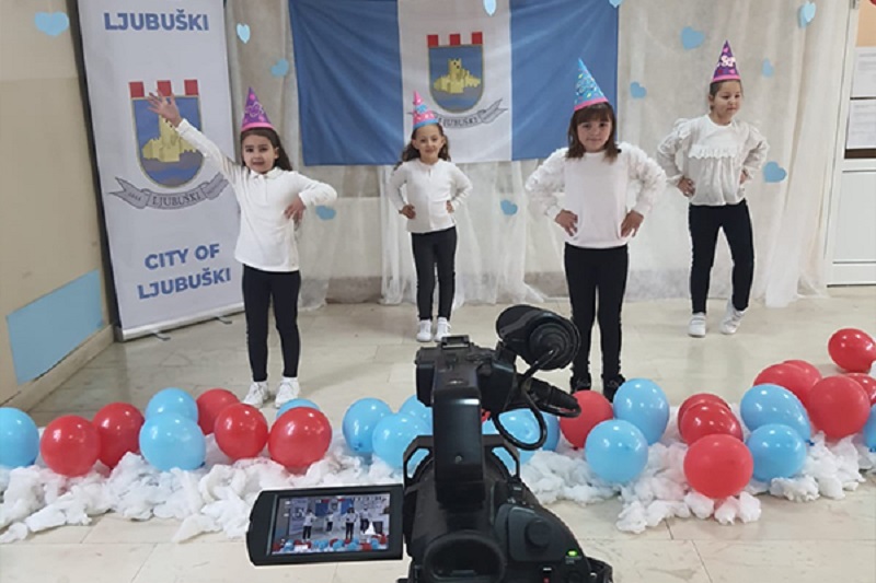 VIDEO: Mali Ljubušaci svom Gradu pjesmom i plesom čestitali rođendan