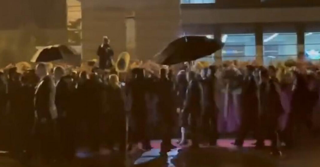 VIDEO: Ruskog ministra vanjskih poslova dočekali u Sjevernoj Koreji kao klinci neku pop zvijezdu!