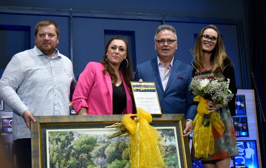 <a>Zlatna era diskografije: Tony Mandich uručio vrijednu donaciju u Ljubuškom</a>