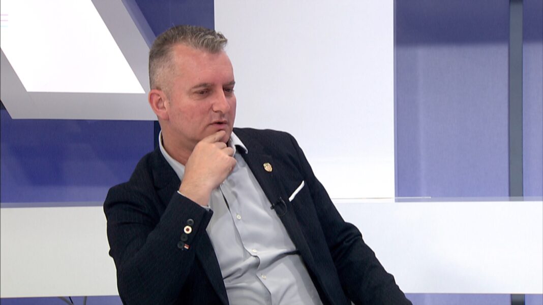 Propali “Čovićev dupelizac” Mario Karamatić umislio da je James Bond!