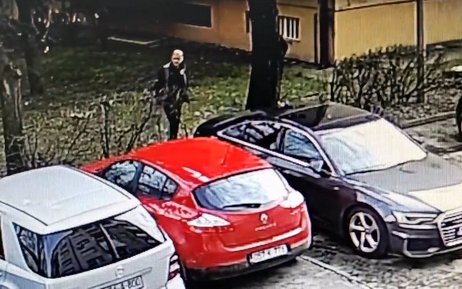 VIDEO: Bivši ministar financija u Vladi RS uhvaćen kamerom kako buši gume na automobilima
